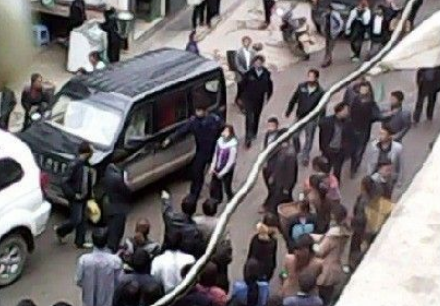 13歲女孩水潑鄉(xiāng)干部被銬 書記:不知其未成年 13歲女孩水潑鄉(xiāng)干部被銬 書記:不知其未成年