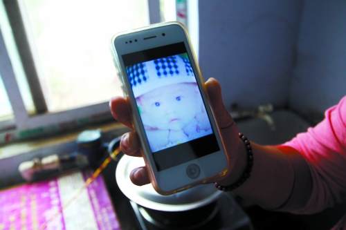 兒子過(guò)去的照片，她一直存在手機(jī)里