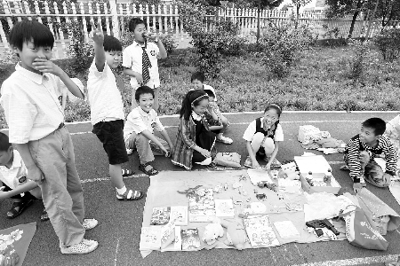 小學生當?shù)財偫习?，擺起攤來也很專業(yè)