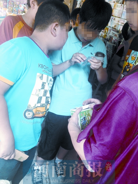 小賣鋪內(nèi)，孩子們圍在一起查看“中獎”情況