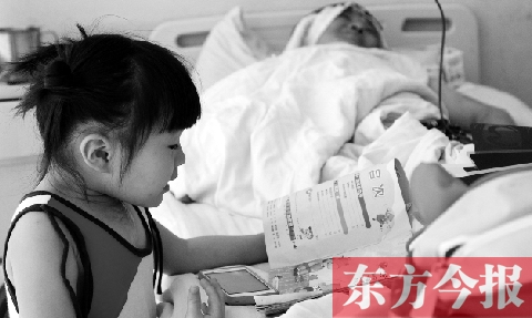 　昨天上午，鄭州市骨科醫(yī)院病房內，李剛躺在病床上，女兒嘟嘟在安靜地看書