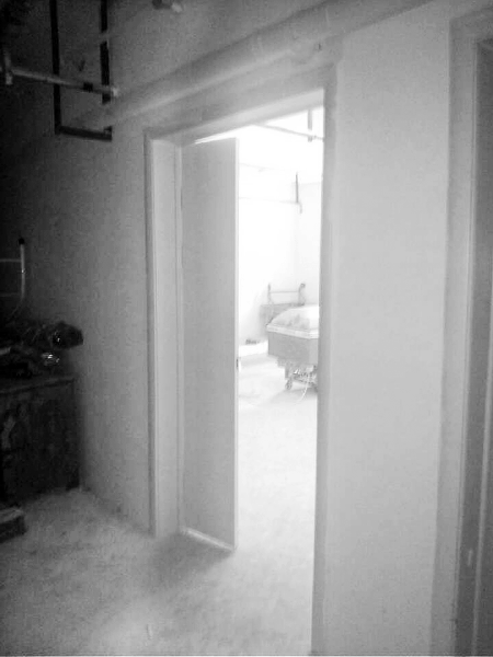 原有的太平間被扒了，又新建了一個