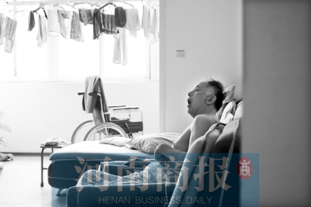 金老先生因偏癱生活不能自理，鄰居說，平時經(jīng)?？吹阶o(hù)工和老人的弟弟前來照顧 實習(xí)生 唐韜/攝