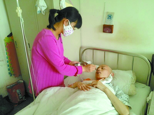 媳婦在照料患病的丈夫 媳婦在照料患病的丈夫