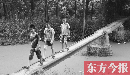 這座寬僅0.4米的危橋，承擔(dān)著1000多人的出行