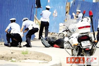 　一名歹徒被抓獲，另一名歹徒持槍劫持了一名門衛(wèi)。