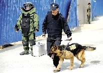 排爆專家、警犬在現(xiàn)場待命。