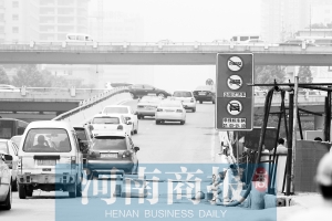 紫荊山立交橋上橋口，已經(jīng)有非綠標(biāo)車禁止通行的標(biāo)志 王春勝/攝