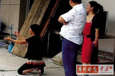 男子爬上大廈五樓天臺欲跳樓 男子爬上大廈五樓天臺欲跳樓