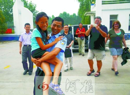 黨心松一行人剛下車，楊衛(wèi)軍就一把抱起了她，流露出幸福的笑容，不遠處史蒂夫拍照銘記這一刻。