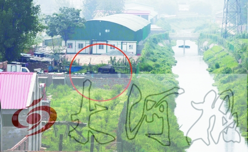 　彩虹橋西南側(cè)有一個(gè)大型地溝油加工窩點(diǎn)，廢水流入旁邊的排水渠。
