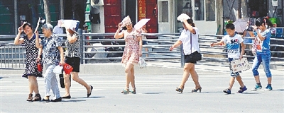  街頭，遮擋陽光是一門“技術(shù)活”。