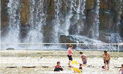 能玩水的地方，人一定多。