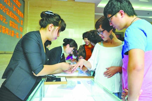 在北上廣等一線城市，鉆戒價(jià)格與國(guó)際接軌，價(jià)格不高，引發(fā)市民搶購(gòu)潮。