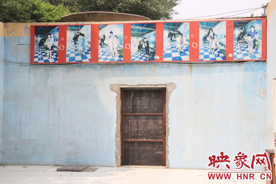 在鄭州市動物園內(nèi)的海獅館內(nèi)，隨處可見游客與動物合影的宣傳畫。