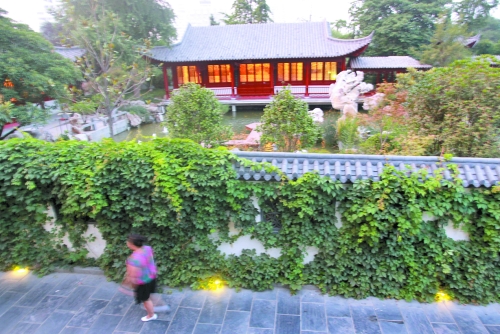 夢溪園燈火通明，游客卻只能在外面散步。