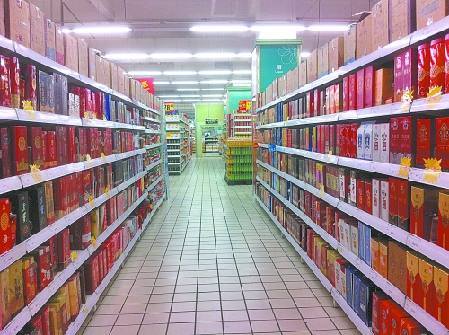 商場里賣的酒，銷售人員稱都是純糧酒，而專家稱，中、低檔酒用酒精和各種添加劑勾兌的情況并不鮮見。