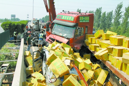 大貨車旁邊的海馬轎車被雞蛋砸中，車上兩人逃脫及時(shí)，僅受輕傷。