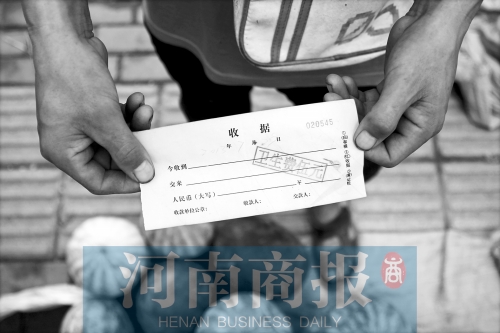 百花路附近的瓜農宋師傅交完衛(wèi)生費后收到一張收據，但沒有收款單位