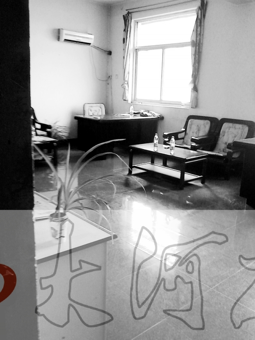 上班時(shí)間，這間辦公室內(nèi)卻空無一人。