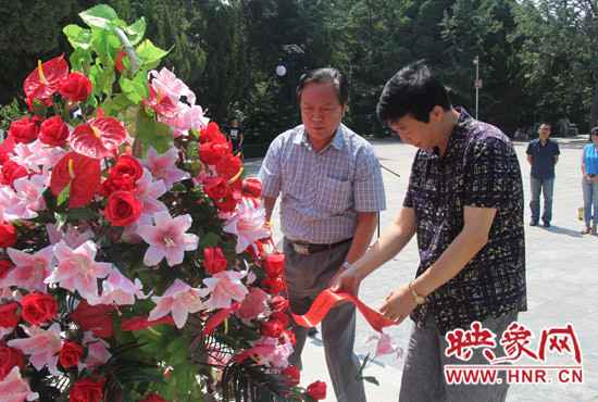 向焦裕祿敬獻花籃 向焦裕祿敬獻花籃