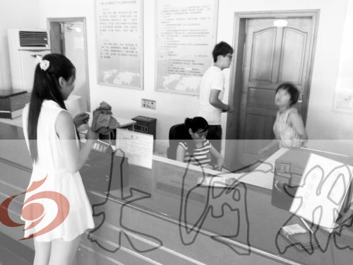 鄭州市人才交流服務(wù)中心二樓大廳，剛畢業(yè)大學(xué)生咨詢政策，工作人員卻在若無(wú)其事地玩手機(jī)。