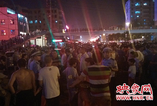 8月7日晚20時許，幾位交警在人群中