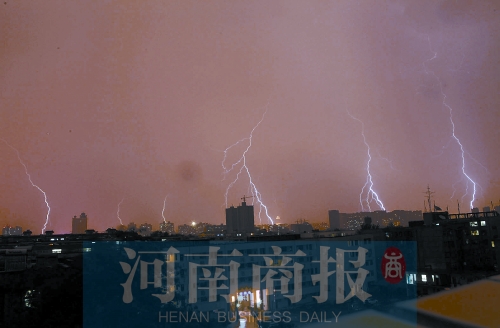 昨天21:30左右,雷電頻頻“光顧”鄭州市區(qū) 昨天21:30左右,雷電頻頻“光顧”鄭州市區(qū)