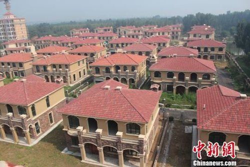 在鄭州市惠濟(jì)區(qū)花園口鎮(zhèn)申莊村的黃河岸邊，這處豪華別墅群蔚為壯觀。侯偉勝 攝