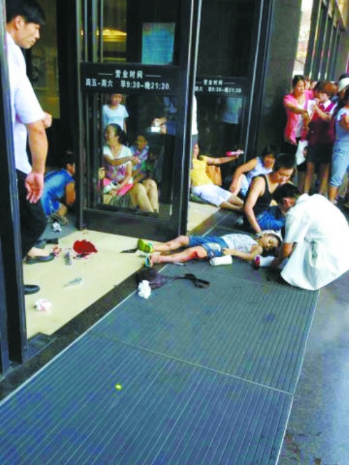 許昌女子無照駕駛釀慘禍 油門當剎車致1死11傷 許昌女子無照駕駛釀慘禍 油門當剎車致1死11傷