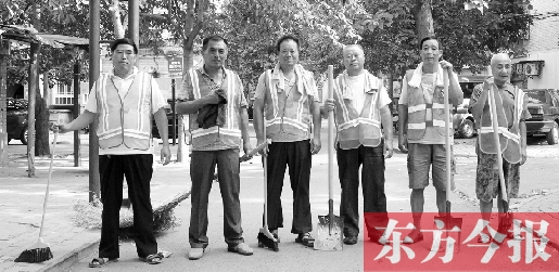 昨天下午6點(diǎn)，6名環(huán)衛(wèi)工人相伴乘坐B1返回27公里外的花園口村。