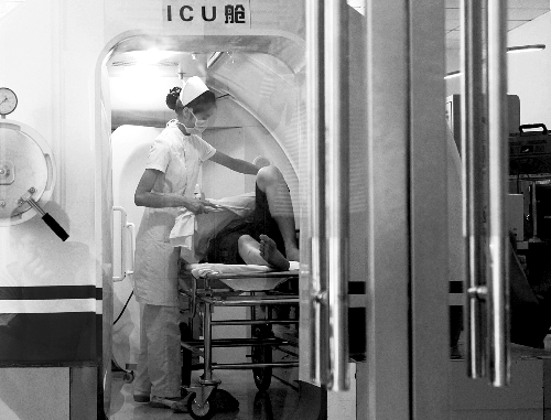 一個(gè)中毒的孩子在做高壓氧治療 一個(gè)中毒的孩子在做高壓氧治療