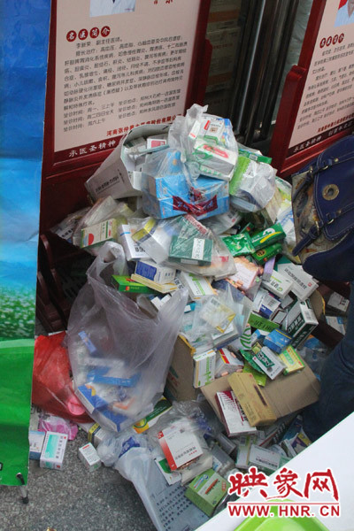 兌換點(diǎn)負(fù)責(zé)人表示，一整天兌換的過(guò)期藥有這樣的七八倍