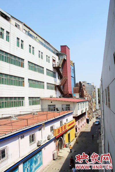 該家具賣場共6層樓，第7層建筑與其他樓層風格迥然不同，有明顯后期加蓋痕跡