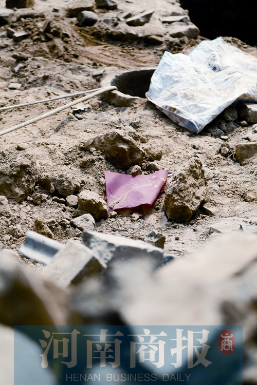 　　孩子墜井前，手里拿著國旗，邊走邊玩……
