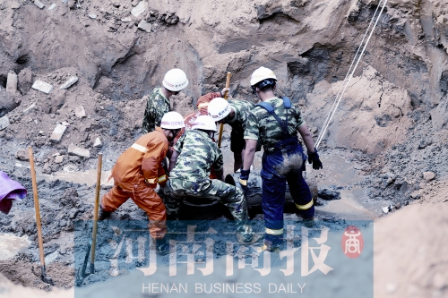 　　7個多小時的奮力救援，也沒能救回這個孩子