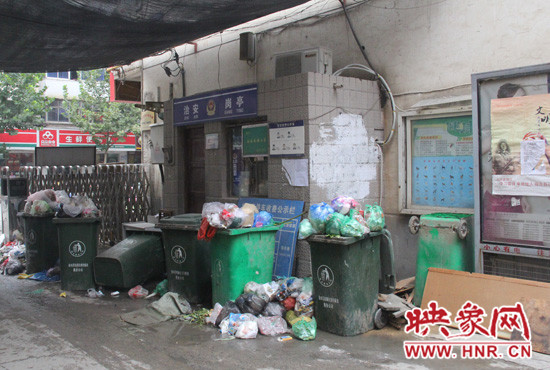 七個(gè)裝滿垃圾的大桶已經(jīng)將進(jìn)出小區(qū)的路堵了一半 七個(gè)裝滿垃圾的大桶已經(jīng)將進(jìn)出小區(qū)的路堵了一半