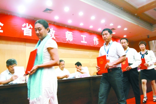 昨日，我省諸多優(yōu)秀教師獲頒“師德標(biāo)兵”、“師德先進(jìn)個人”等榮譽(yù)證書。