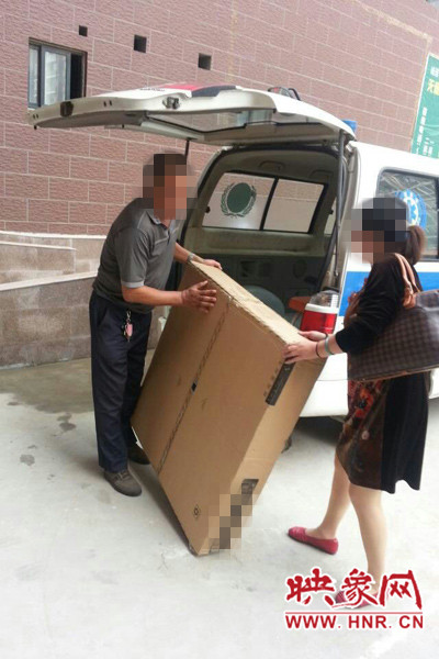 工作人員正在搬卸家具。