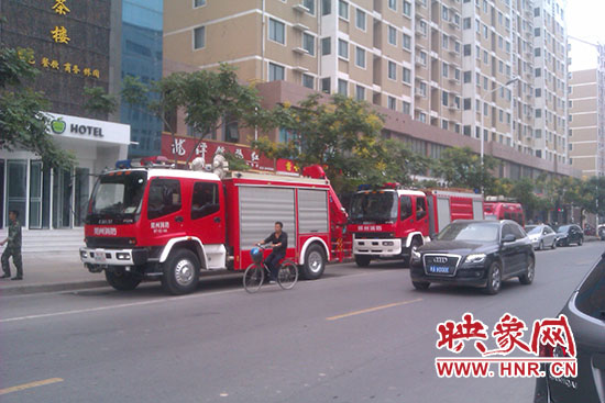 消防隊(duì)員趕來(lái)救援 消防隊(duì)員趕來(lái)救援