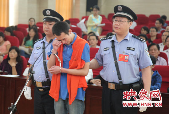 庭審現場，幾度流下淚水的小偉，后悔當初太過沖動。魏海勇-攝