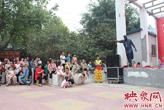 塞內加爾羅斯和旋律鼓團創(chuàng)辦者羅斯現(xiàn)場與觀眾互動 塞內加爾羅斯和旋律鼓團創(chuàng)辦者羅斯現(xiàn)場與觀眾互動