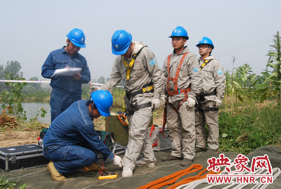 “弟兄們”每次上塔作業(yè)，樊建軍都要認(rèn)真核對檢查，不容一絲失誤出現(xiàn)。