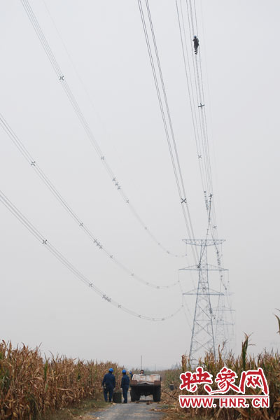 樊建軍自已笑稱，他們更像是一群“高空舞者”。