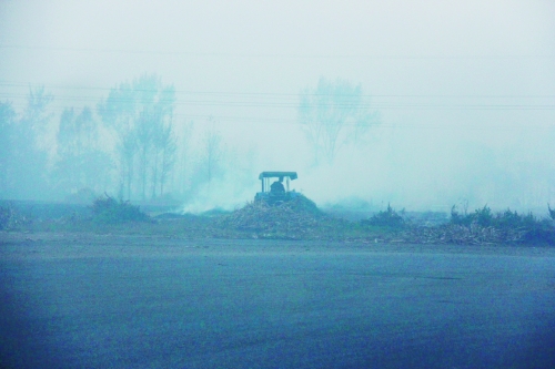 　9月底，南陽(yáng)市社旗縣一處秸稈焚燒現(xiàn)場(chǎng)。此次督察通報(bào)，該縣被罰款9萬(wàn)元。