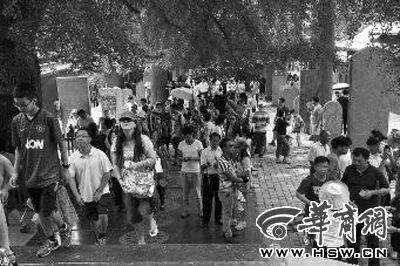 每天都有大量游客涌來，探訪他們心目中的少林