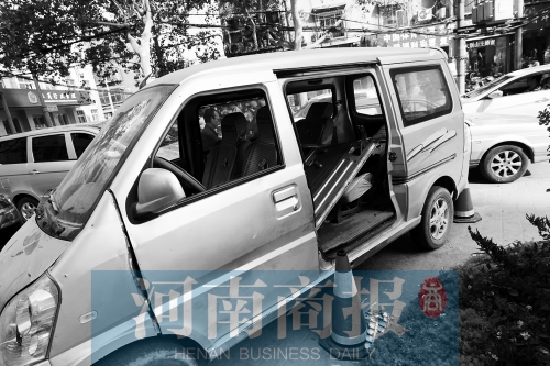 　面包車的后座上，放著被掰掉的車門(mén)