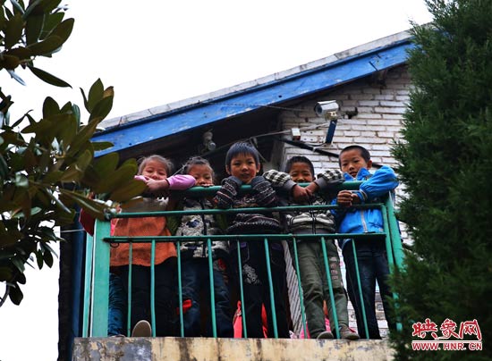 對(duì)于記者的到來(lái)，孩子們充滿(mǎn)了好奇