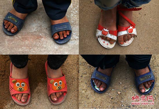山里的溫度已經(jīng)很低了，有些孩子還是光腳穿著拖鞋。