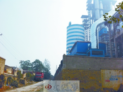 這家尚未通過(guò)環(huán)保部門(mén)驗(yàn)收的水泥廠與最近的村民家僅隔一條7米寬的路